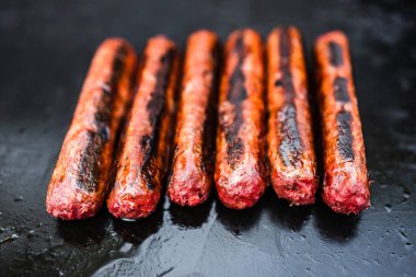 Bitkisel yemek tarifleri konsepti, vejetaryen bitkisel tabanlı sahte sosisler açık havada barbekü.