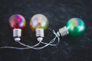 farklı zihniyetler ve fikirler kavramsal imaj, kırmızı sarı ve yeşil ampuller yan yana, zıt görüş ve tutum metaforu