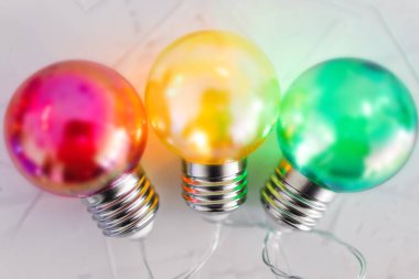 farklı zihniyetler ve fikirler kavramsal imaj, kırmızı sarı ve yeşil ampuller yan yana, zıt görüş ve tutum metaforu