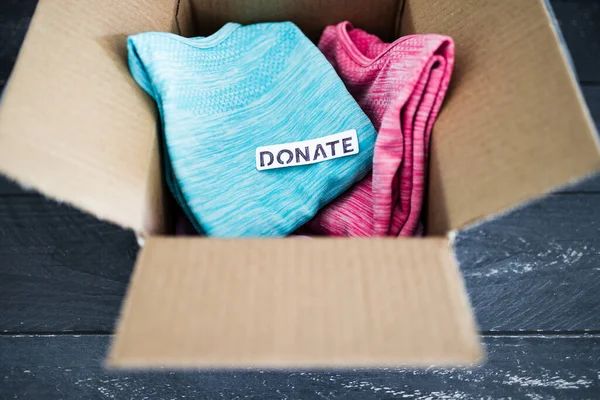 Liefdadigheid Donatie Decluttering Items Zuinig Concept Doos Met Donate Label — Stockfoto