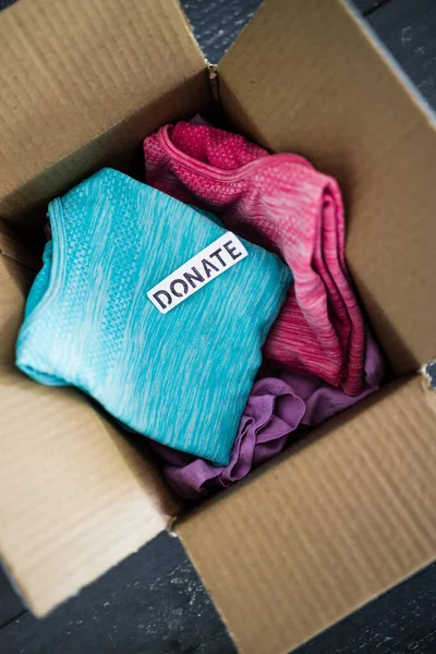 Liefdadigheid Donatie Decluttering Items Zuinig Concept Doos Met Donate Label — Stockfoto