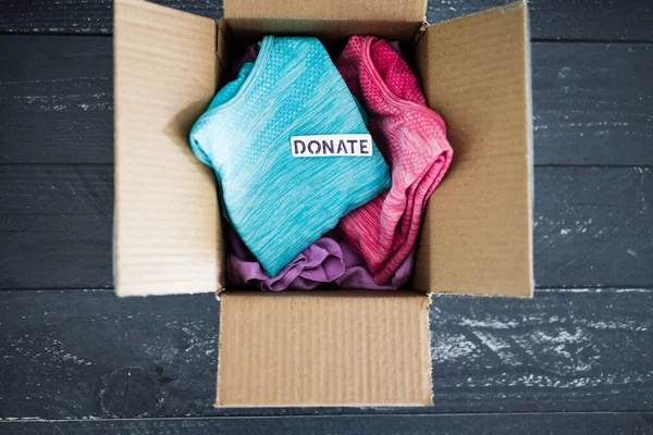 Благотворительность Пожертвования Обезвреживания Предметов Которые Должны Thrifted Концепции Коробка Подарком — стоковое фото