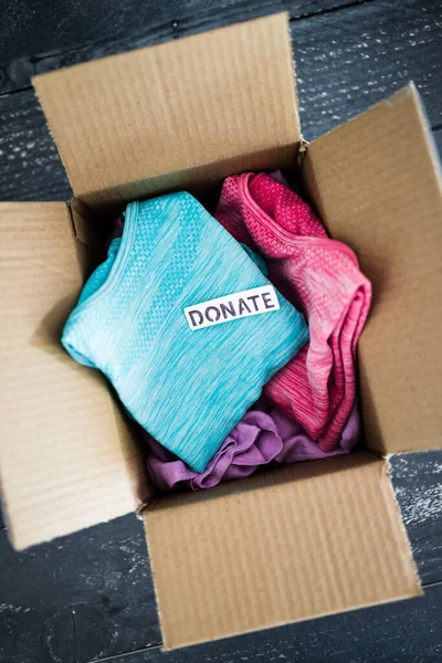 Liefdadigheid Donatie Decluttering Items Zuinig Concept Doos Met Donate Label — Stockfoto