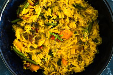 sağlıklı bitkisel yemek tarifleri konsepti, kabaklı vegan zerdeçal risotto yeşil fasulye ve sütsüz soslu kırmızı biber