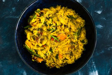 sağlıklı bitkisel yemek tarifleri konsepti, kabaklı vegan zerdeçal risotto yeşil fasulye ve sütsüz soslu kırmızı biber