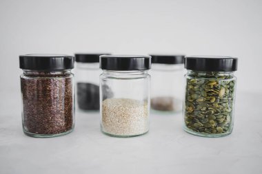 Basit gıda malzemeleri konsepti, susamlı haşhaş köpük chia ve keten tohumları içeren tohumlar beyaz arka planda önemli besin kaynakları olarak kullanılıyor.