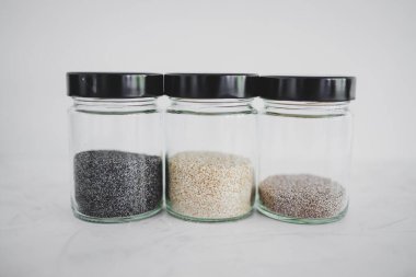 Basit gıda malzemeleri konsepti, susamlı haşhaş köpük chia ve keten tohumları içeren tohumlar beyaz arka planda önemli besin kaynakları olarak kullanılıyor.