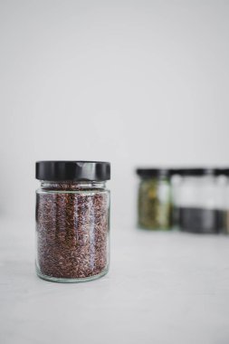 Basit gıda malzemeleri konsepti, susamlı haşhaş köpük chia ve keten tohumları içeren tohumlar beyaz arka planda önemli besin kaynakları olarak kullanılıyor.