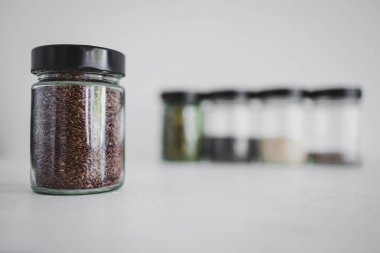 Basit gıda malzemeleri konsepti, susamlı haşhaş köpük chia ve keten tohumları içeren tohumlar beyaz arka planda önemli besin kaynakları olarak kullanılıyor.