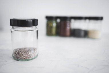 Basit gıda malzemeleri konsepti, susamlı haşhaş köpük chia ve keten tohumları içeren tohumlar beyaz arka planda önemli besin kaynakları olarak kullanılıyor.