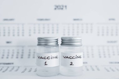 covid-19 aşısı ve salgına karşı bağışıklık aşısı, Aşı 1 ve Aşı 2 ile ampuller 2021 yılının yanında yan yana etiketler