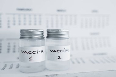 covid-19 aşısı ve salgına karşı bağışıklık aşısı, Aşı 1 ve Aşı 2 ile ampuller 2021 yılının yanında yan yana etiketler