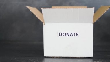 Verilecek ikinci el eşyalar için bağış etiketli boş kutu, bağış ve düşüş