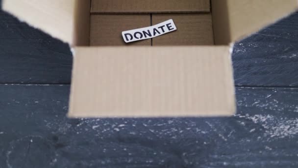 Caja Vacía Con Etiqueta Donar Para Artículos Segunda Mano Para — Vídeos de Stock