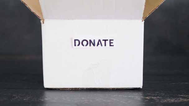 Verilecek Ikinci Eşyalar Için Bağış Etiketli Boş Kutu Bağış Düşüş — Stok video