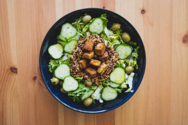 sağlıklı bitkisel yemek tarifleri, vejetaryen çünkü kinoalı marul salatası ve zeytin ve salatalıklı terbiye edilmiş tofu ısırığı.