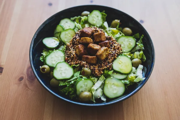 sağlıklı bitkisel yemek tarifleri, vejetaryen çünkü kinoalı marul salatası ve zeytin ve salatalıklı terbiye edilmiş tofu ısırığı.
