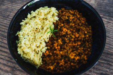 sağlıklı bitkisel yemek tarifleri, vejetaryen ıspanaklı tatlı patates, körili mercimek ve hindistancevizli pilav.