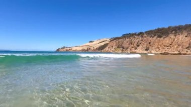 Clifton, Tazmanya 'da turkuaz su ve altın kumla güneşli bir yaz gününde çekilmiş el değmemiş Avustralya plajı.