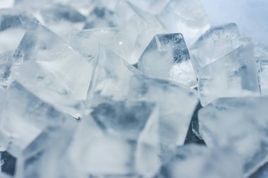 Buz küplerinin soğuk mavi tonlarda ve zıt tonlarda dondurucu tepsisinde yakın plan görüntüsü