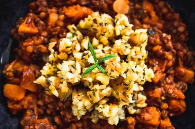 Vejetaryen kabaklı mercimek ve mantar körili patates soslu sağlıklı bitki temelli yemek tarifleri.