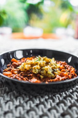 Vejetaryen kabaklı mercimek ve mantar körili patates soslu sağlıklı bitki temelli yemek tarifleri.