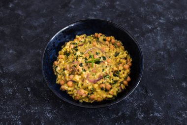 Vejetaryen nohut patatesi badem ve soğanlı ıspanak körisi sağlıklı bitki temelli yemek tarifleri.