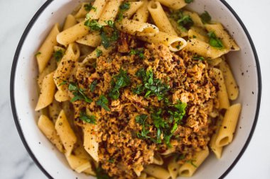 Bitkisel et ve limon soslu vejetaryen makarna, sağlıklı bitki temelli yemek tarifleri.