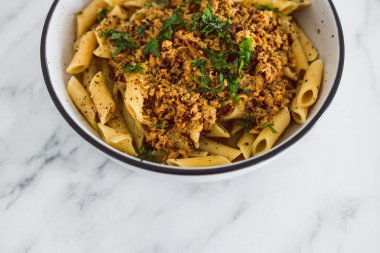 Bitkisel et ve limon soslu vejetaryen makarna, sağlıklı bitki temelli yemek tarifleri.