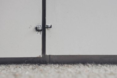 Tamir edilmesi gereken eskimiş malzemeler ve farklı yükseklikler olan gardırop kapılarını kapatın.