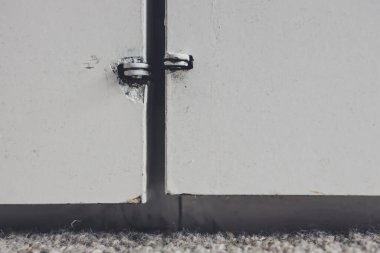 Tamir edilmesi gereken eskimiş malzemeler ve farklı yükseklikler olan gardırop kapılarını kapatın.