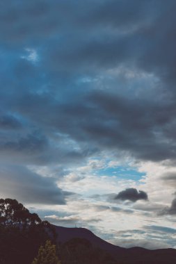 Günbatımı, Tazmanya, Avustralya 'da dağlar ve yoğun bitki örtüsü ile cennet bahçeleri üzerinde.