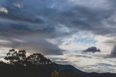 Günbatımı, Tazmanya, Avustralya 'da dağlar ve yoğun bitki örtüsü ile cennet bahçeleri üzerinde.