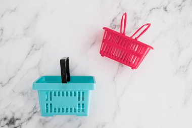 Rekabet ve perakende sektörü kavramsal imaj, farklı marka veya mağazalar için farklı şekil ve renkte alışveriş sepetleri