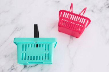 Rekabet ve perakende sektörü kavramsal imaj, farklı marka veya mağazalar için farklı şekil ve renkte alışveriş sepetleri