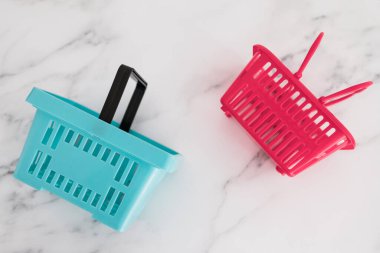 Rekabet ve perakende sektörü kavramsal imaj, farklı marka veya mağazalar için farklı şekil ve renkte alışveriş sepetleri