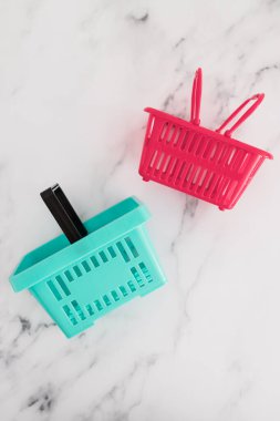 Rekabet ve perakende sektörü kavramsal imaj, farklı marka veya mağazalar için farklı şekil ve renkte alışveriş sepetleri