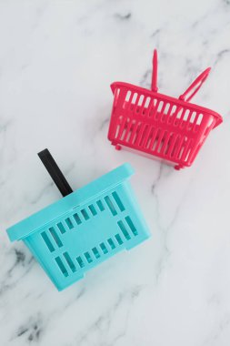 Rekabet ve perakende sektörü kavramsal imaj, farklı marka veya mağazalar için farklı şekil ve renkte alışveriş sepetleri