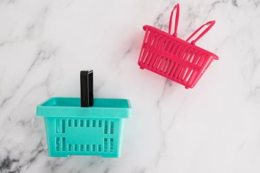 Rekabet ve perakende sektörü kavramsal imaj, farklı marka veya mağazalar için farklı şekil ve renkte alışveriş sepetleri