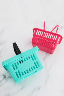 Rekabet ve perakende sektörü kavramsal imaj, farklı marka veya mağazalar için farklı şekil ve renkte alışveriş sepetleri