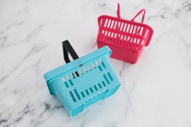 Rekabet ve perakende sektörü kavramsal imaj, farklı marka veya mağazalar için farklı şekil ve renkte alışveriş sepetleri
