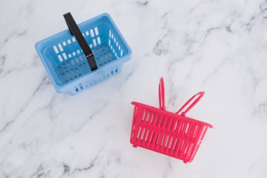 Rekabet ve perakende sektörü kavramsal imaj, farklı marka veya mağazalar için farklı şekil ve renkte alışveriş sepetleri