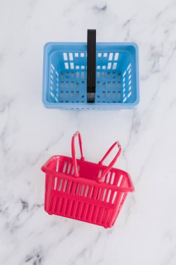 Rekabet ve perakende sektörü kavramsal imaj, farklı marka veya mağazalar için farklı şekil ve renkte alışveriş sepetleri