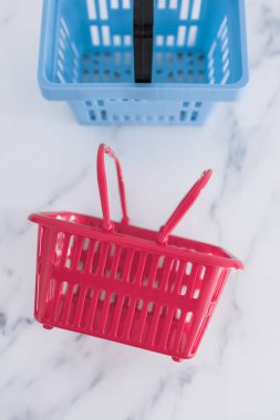 Rekabet ve perakende sektörü kavramsal imaj, farklı marka veya mağazalar için farklı şekil ve renkte alışveriş sepetleri