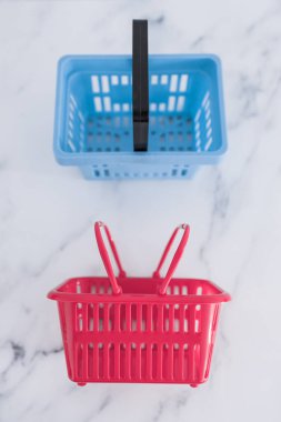 Rekabet ve perakende sektörü kavramsal imaj, farklı marka veya mağazalar için farklı şekil ve renkte alışveriş sepetleri