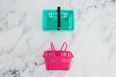 Rekabet ve perakende sektörü kavramsal imaj, farklı marka veya mağazalar için farklı şekil ve renkte alışveriş sepetleri