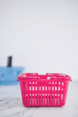 Rekabet ve perakende sektörü kavramsal imaj, farklı marka veya mağazalar için farklı şekil ve renkte alışveriş sepetleri