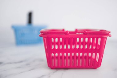 Rekabet ve perakende sektörü kavramsal imaj, farklı marka veya mağazalar için farklı şekil ve renkte alışveriş sepetleri