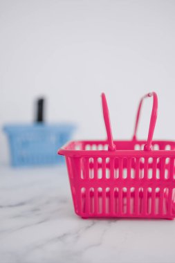 Rekabet ve perakende sektörü kavramsal imaj, farklı marka veya mağazalar için farklı şekil ve renkte alışveriş sepetleri