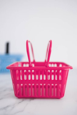 Rekabet ve perakende sektörü kavramsal imaj, farklı marka veya mağazalar için farklı şekil ve renkte alışveriş sepetleri